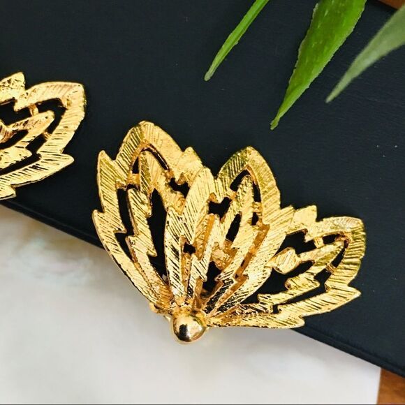 Vintage Leaf Earrings Textured Clip On Brushed Gold 4299 - Picture 2 of 9